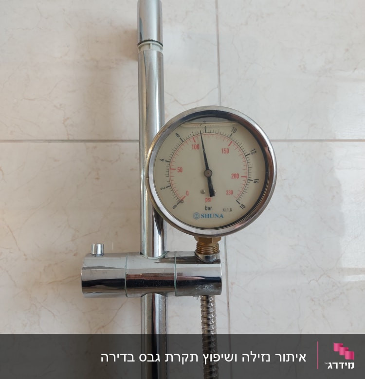 מד לחץ מים מחובר לצינור מתכת
